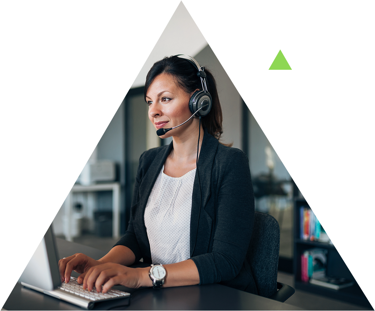 speech analytics for VOC in call centers call center manager analyzing reporting data with speech analytics